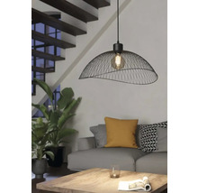 Moderne woonkamer met een hanglamp van draadgaas boven een salontafel