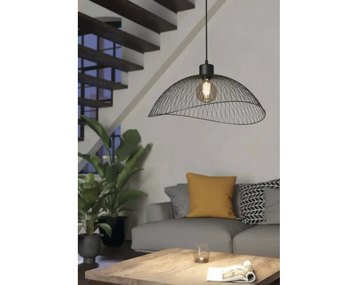 Moderne woonkamer met een hanglamp van draadgaas boven een salontafel