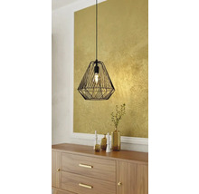 Zwarte draadhanglamp boven houten dressoir met decoratie