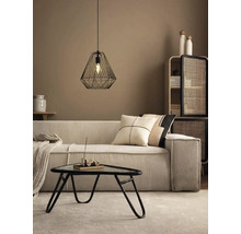 Woonkamer met bank, salontafel en geometrische hanglamp