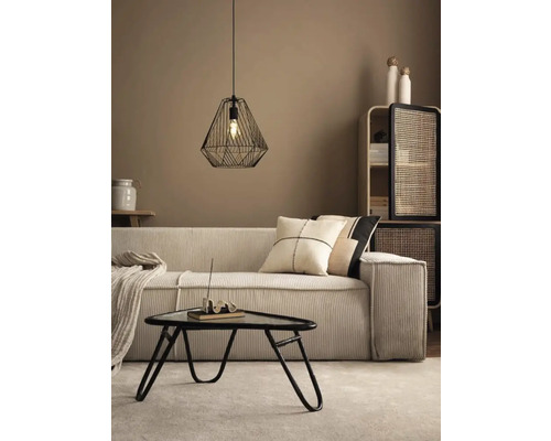Woonkamer met bank, salontafel en geometrische hanglamp