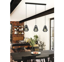 Hanglamp met drie lampen in de woonkamer boven een eettafel.