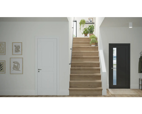 Lichte entree met trap, deuren en decoraties.