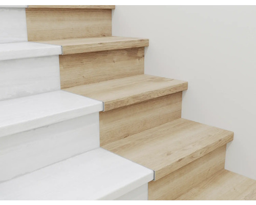 Trap met treden in houtlook en witte stootborden