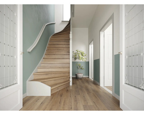 Lichte hal met houten trap en deuren