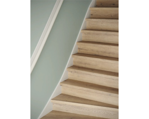 Trap met houten treden en witte trapleuning