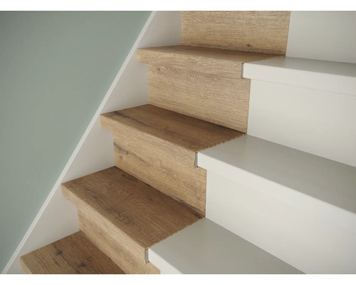 Trap met houten treden en witte stootborden