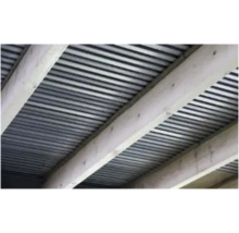 Houten balkenplafond met metalen elementen