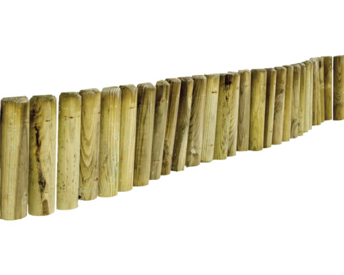 Houten hek gemaakt van ronde palissadepalen