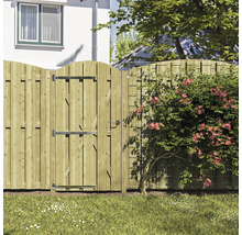 Tuinhek met houten poort en begroeiing