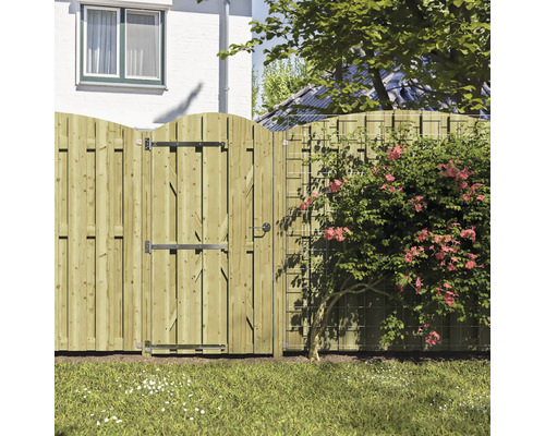 Tuinhek met houten poort en begroeiing