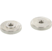 Twee metalen kartelmoeren