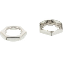 Detailopname van twee zeskantmoeren van metaal