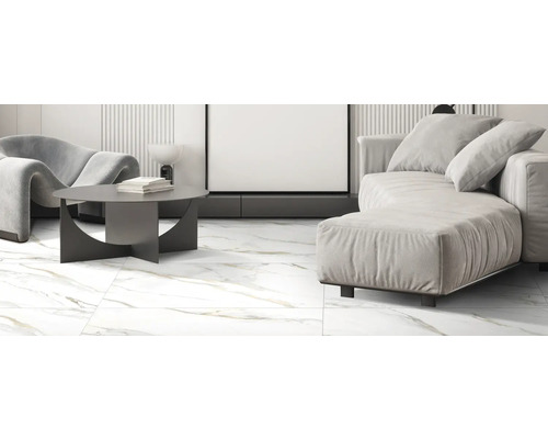 Moderne woonkamer met marmeren tegels, bank en salontafel