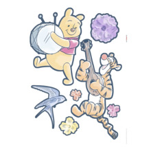 Winnie de Poeh en Teigetje spelen muziek met een trommel en een gitaar, samen met een zwaluw en bloemen.