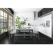 Lichte keuken met eettafel, stoelen, bank en grote ramen