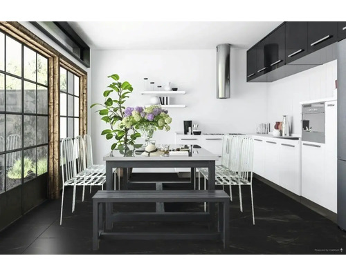 Lichte keuken met eettafel, stoelen, bank en grote ramen