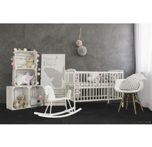 Kinderkamer met kinderbed, speelgoedkisten, hobbelpaard en stoel