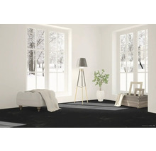 Lichte kamer met uitzicht op een winterlandschap, vloerlamp, voetenbank en decoratie