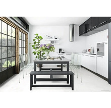 Lichte keuken met eettafel, zitbank, stoelen en bloemen