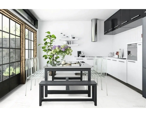 Lichte keuken met eettafel, zitbank, stoelen en bloemen