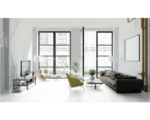 Lichte woonkamer met bank, fauteuils, televisie en grote ramen.