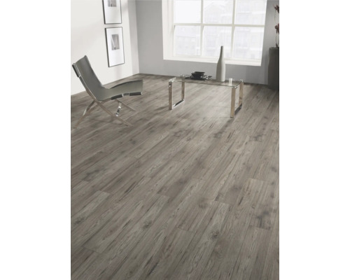 Woonkamer met laminaatvloer in houtlook, stoel en tafel