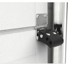 Detailopname van een garagedeurvergrendeling met hendel