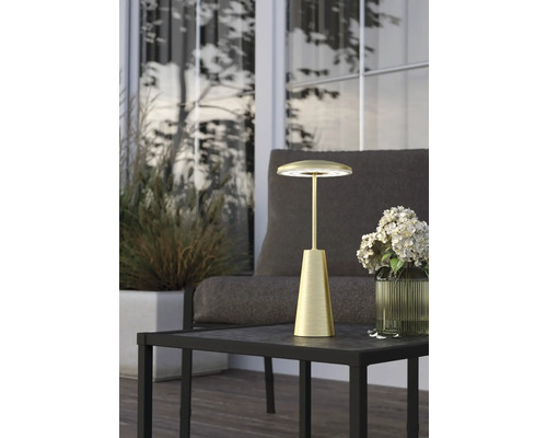 Gouden tafellamp op een tafel voor buiten.