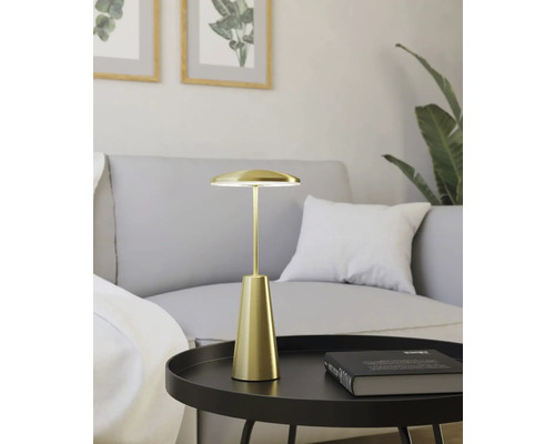 Goudkleurige tafellamp op een bijzettafel in een woonkamer