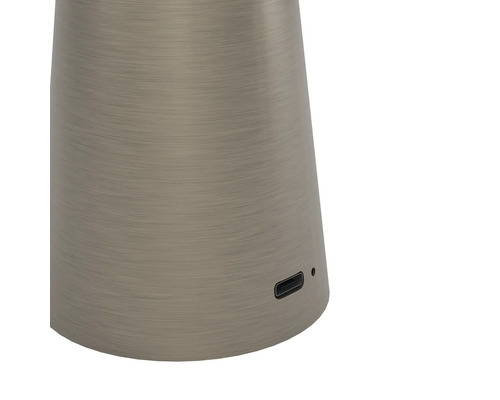 Detailopname van een tafellamp met USB-poort.