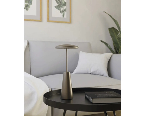 Tafellamp op een tafel in een woonkamer