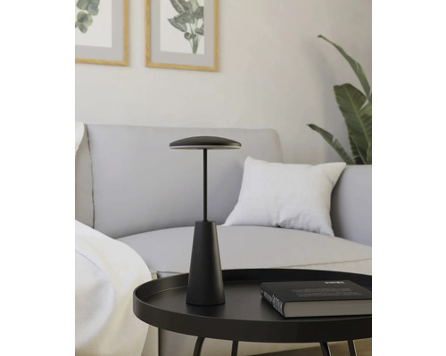 Zwarte led-tafellamp op een tafel in de woonkamer