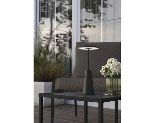 Decoratieve tafellamp op een tafel buiten.