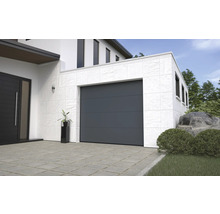 Modern huis met grijze garage en bestrate oprit