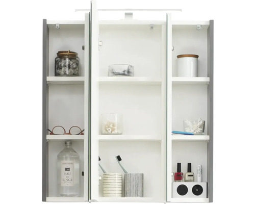 Open spiegelkast met meerdere legplanken en diverse badkamerartikelen