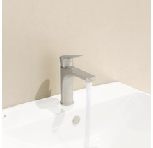 Wastafelkraan op een wastafel met stromend water