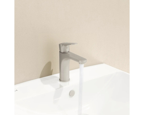 Wastafelkraan op een wastafel met stromend water