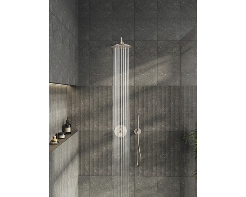 Douche met douchekop, kraan en handdouche in een badkamer