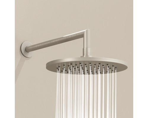 Regendouche met muurarm en stromend water