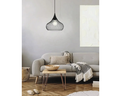 Woonkamer met bank, bijzettafel en zwarte draadhanglamp