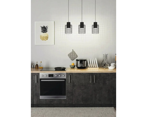 Keukenscène met drie hanglampen boven een aanrecht met apparaten en een lijst met ananasafbeelding