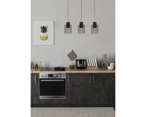 Keuken met oven, kookplaat, hanglampen en decoratie