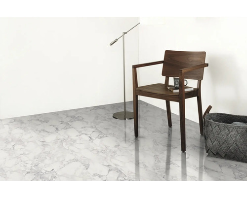 Lichte ruimte met vloer in marmerlook, stoel, staande lamp en mand