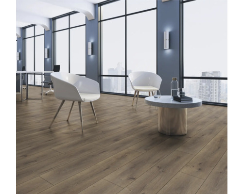 Lichte ruimte met houten laminaatvloer, stoelen en tafel