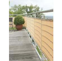Balkonscène met privacyscherm, leuning en plantenbak op een houten terras.