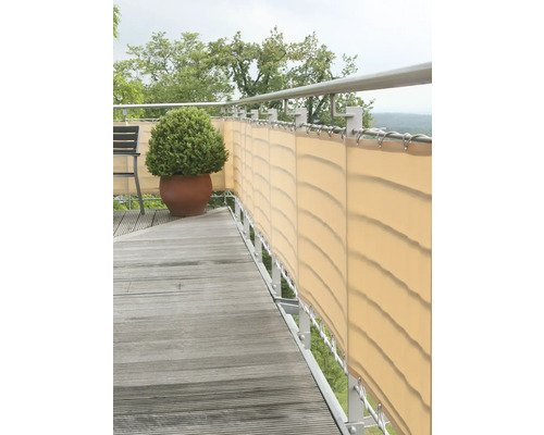 Balkonscène met privacyscherm, leuning en plantenbak op een houten terras.