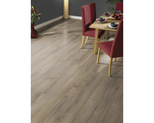 Gelegde laminaatvloer in de eetkamer met tafel en stoelen