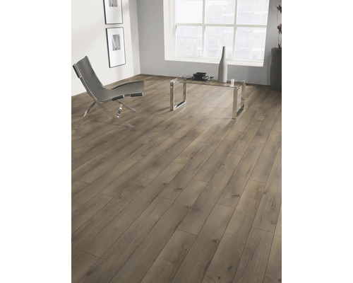 Lichte kamer met laminaatvloer in houtlook, stoel en tafel