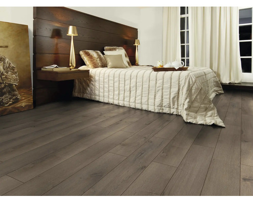 Slaapkamer met laminaatvloer in houtlook en tweepersoonsbed